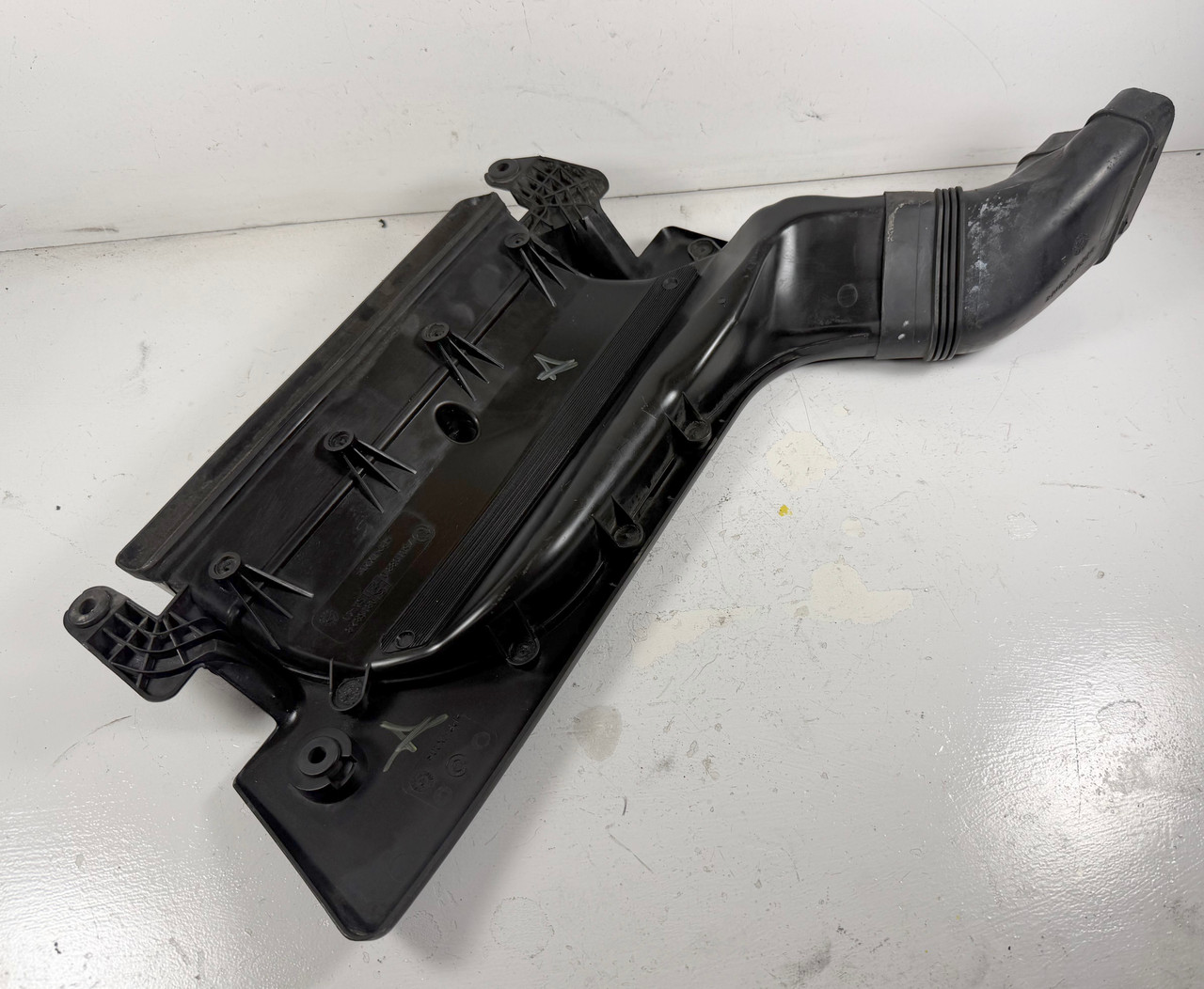 2001-05 BMW E46 330 325 TOP AIR INLET DUCT COVER W/ CONNECTOR 7501988