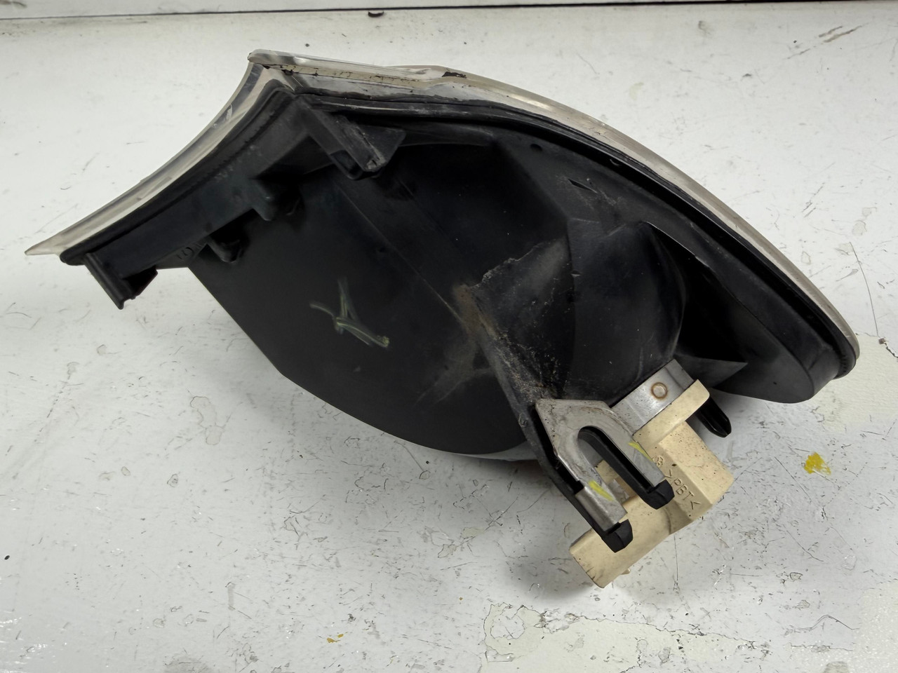  2002-05 BMW E46 330i 325i PASSENGER TURN SIGNAL CORNER LAMP 6943120
