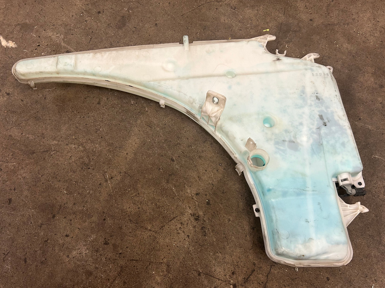 BMW E90 WINDSHIELD FLUID WASHER RESERVOIR TANK