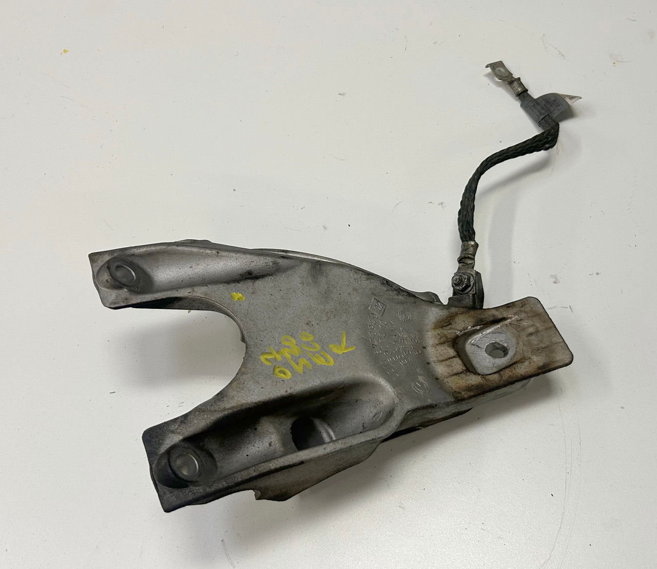 2006-07 BMW E60 530i 525i Passenger Right Engine Mount Bracket 6770940