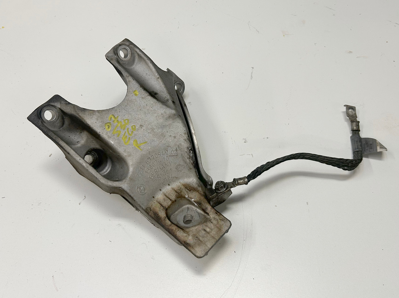 2006-07 BMW E60 530i 525i Passenger Right Engine Mount Bracket 6770940