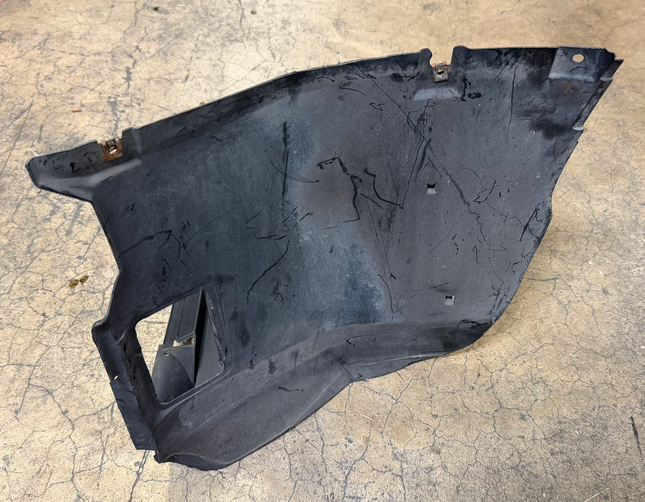 PASSENGER LOWER SPLASH GUARD 2002-05 BMW E46 330i 325i 8193812