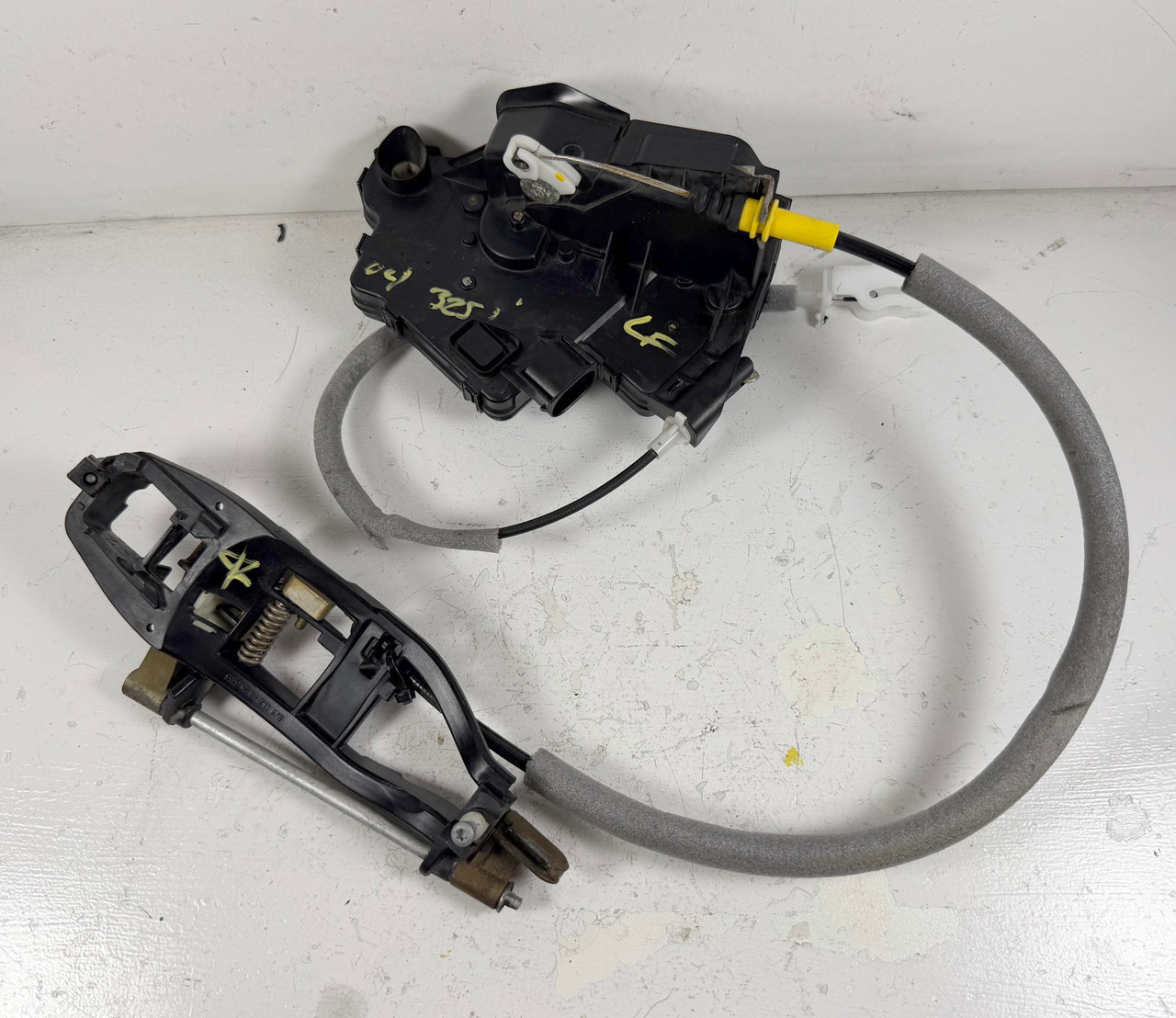 2002-05 BMW E46 330i 325i Driver Front Door Lock Latch 7011241