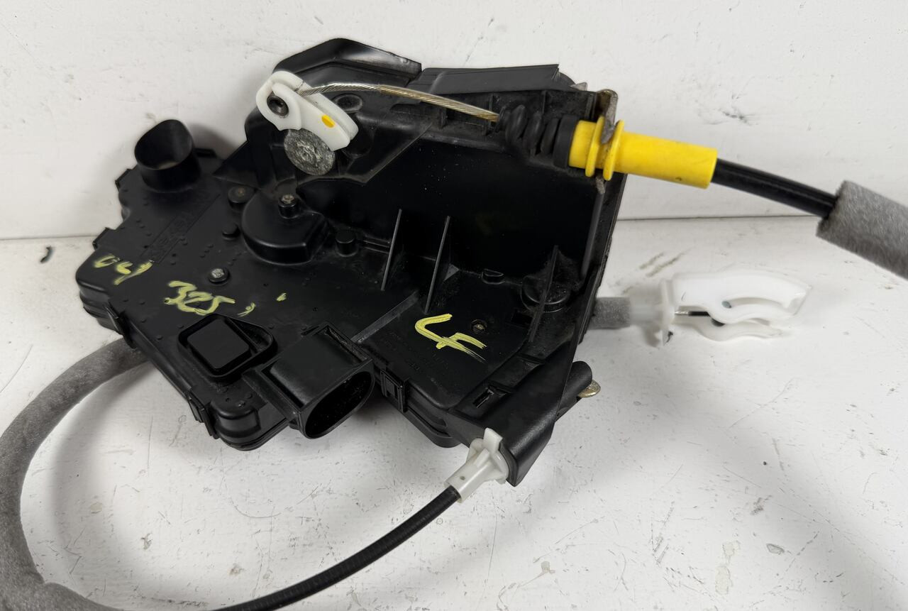 2002-05 BMW E46 330i 325i Driver Front Door Lock Latch 7011241