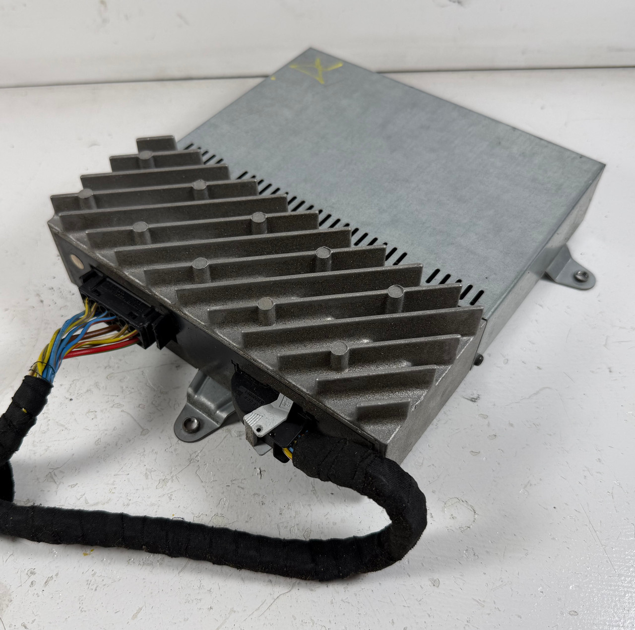 2001-03 BMW E39 540i 530i 525i AUDIO STEREO AMPLIFIER LEAR 8374535