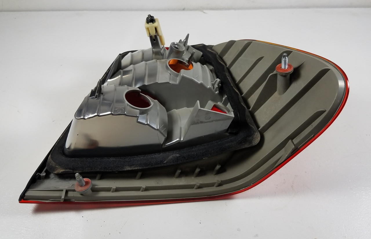 2002-05 BMW E46 330i 325i DRIVER BRAKE TAIL LIGHT OEM 6907933