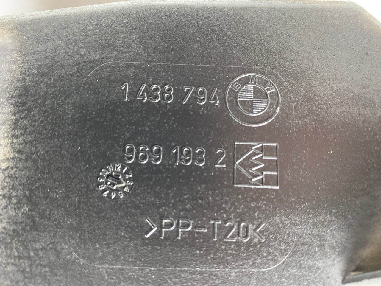 2001-03 BMW E39 530i AIR INTAKE BOOT MAF CONNECTOR 7505838