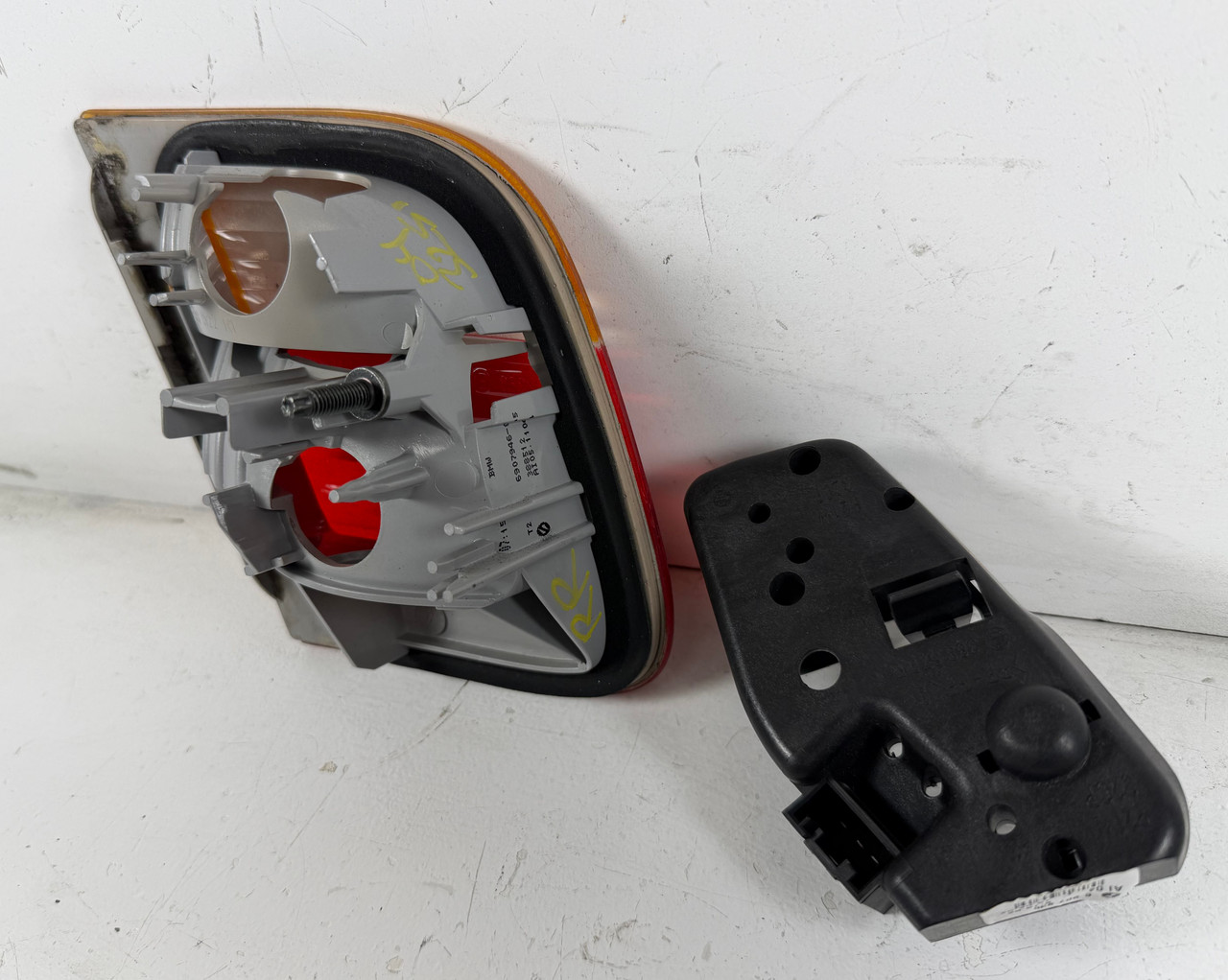 2002-05 BMW E46 330i 325i SEDAN PASSENGER REAR INNER TRUNK TAIL LIGHT 6907946
