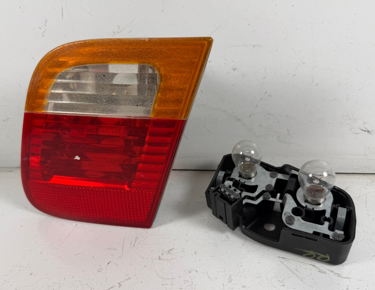 2002-05 BMW E46 330i 325i SEDAN PASSENGER REAR INNER TRUNK TAIL LIGHT 6907946