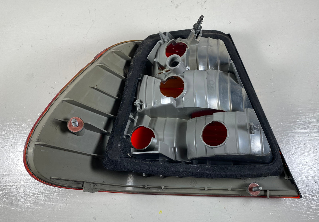 2002-05 BMW E46 330i 325i SEDAN PASSENGER BRAKE LAMP TAIL LIGHT 6907934