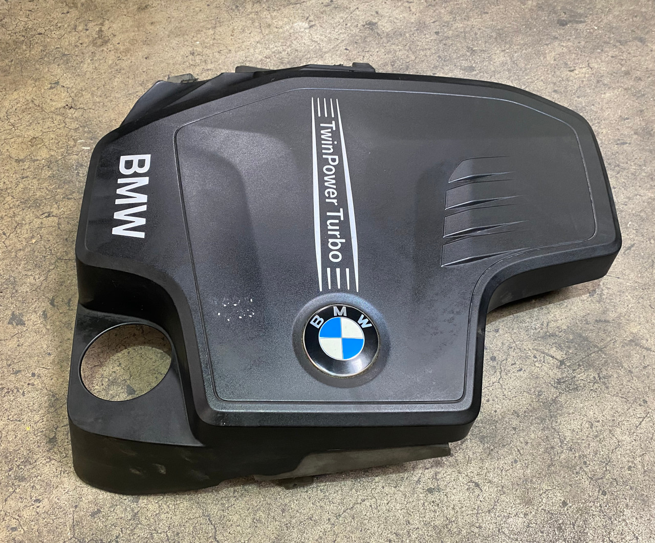 2013-15 BMW F30 328i ENGINE IGNITION COIL TOP PLASTIC COVER 8610473