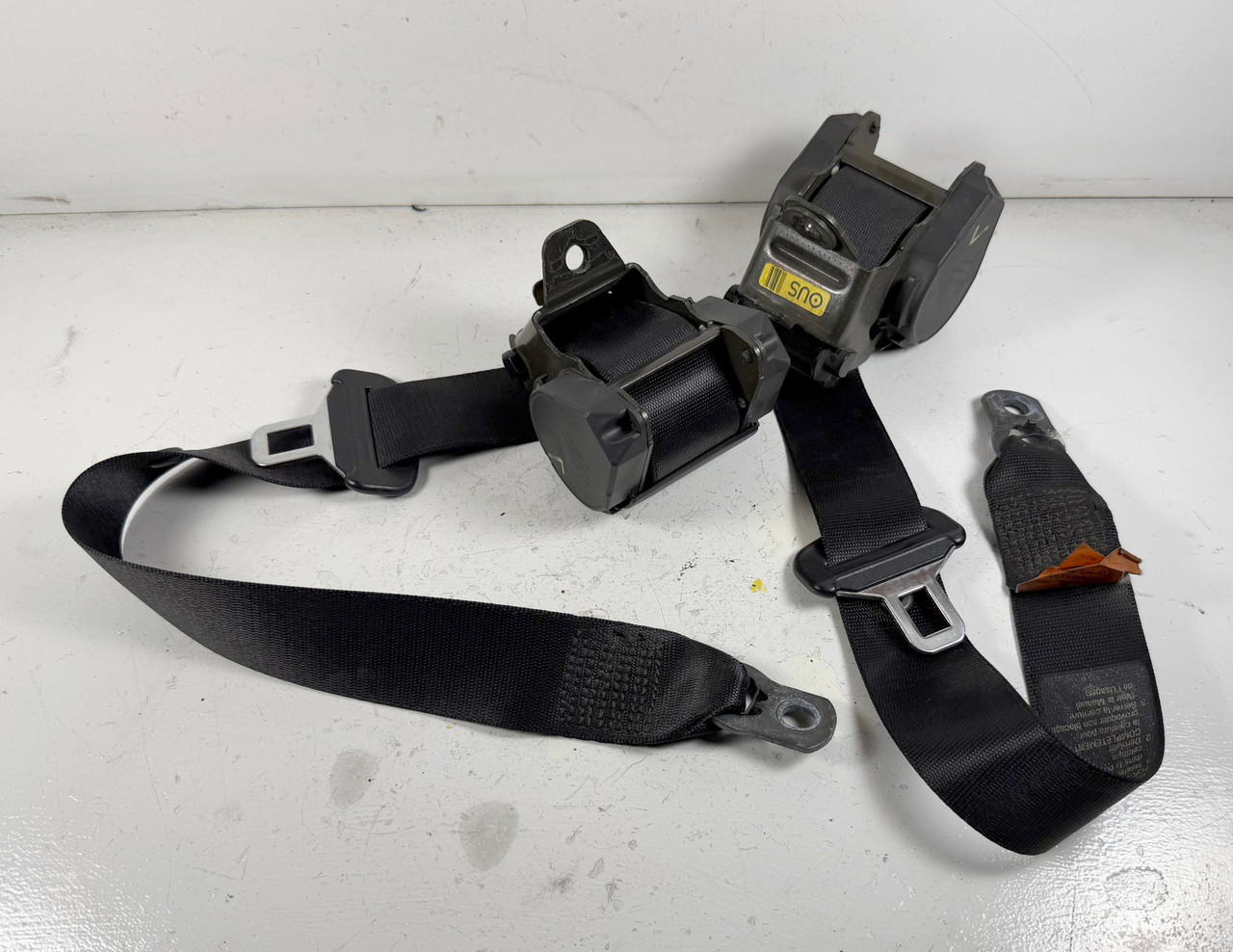 CONVERTIBLE REAR SEAT BELT LATCHES BMW E46 M3 330ci 325ci 8261032
