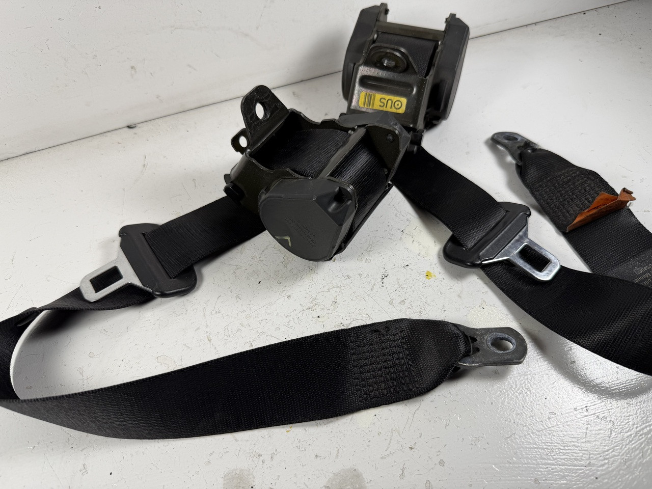 CONVERTIBLE REAR SEAT BELT LATCHES BMW E46 M3 330ci 325ci 8261032