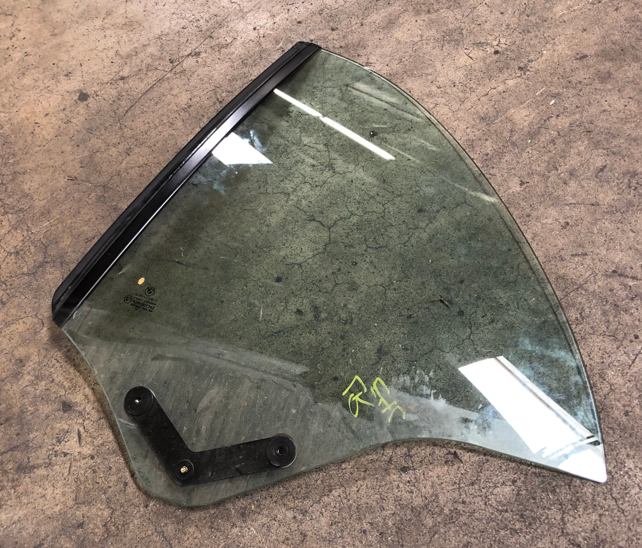 2000-05 BMW E46 M3 330ci 325ci CONVERTIBLE DRIVER REAR WINDOW GLASS 8209423