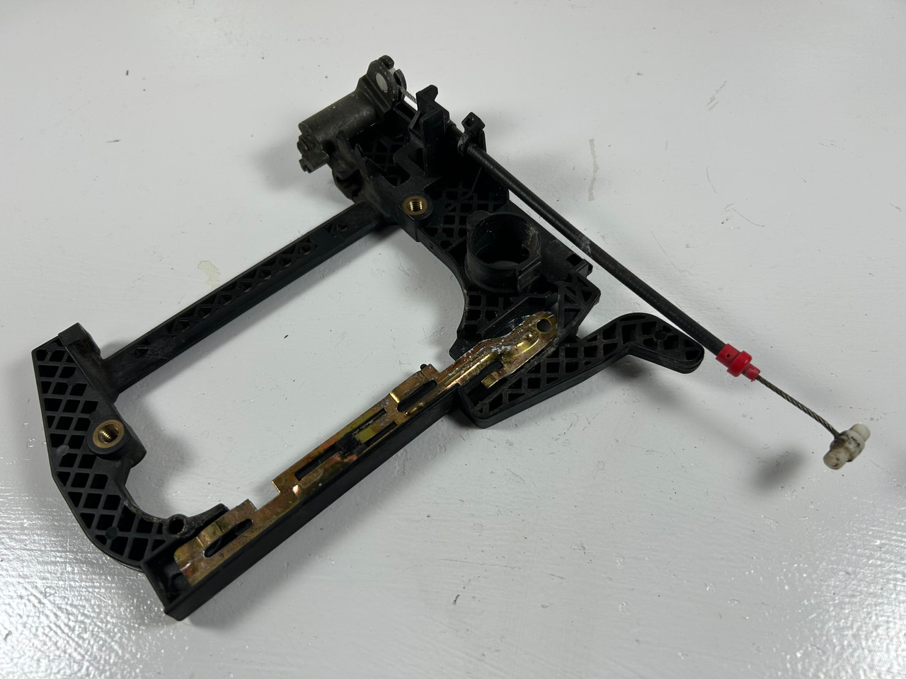 PASSENGER FRONT OUTSIDE DOOR HANDLE CARRIER BMW e39 M5 540i 530i 8245352