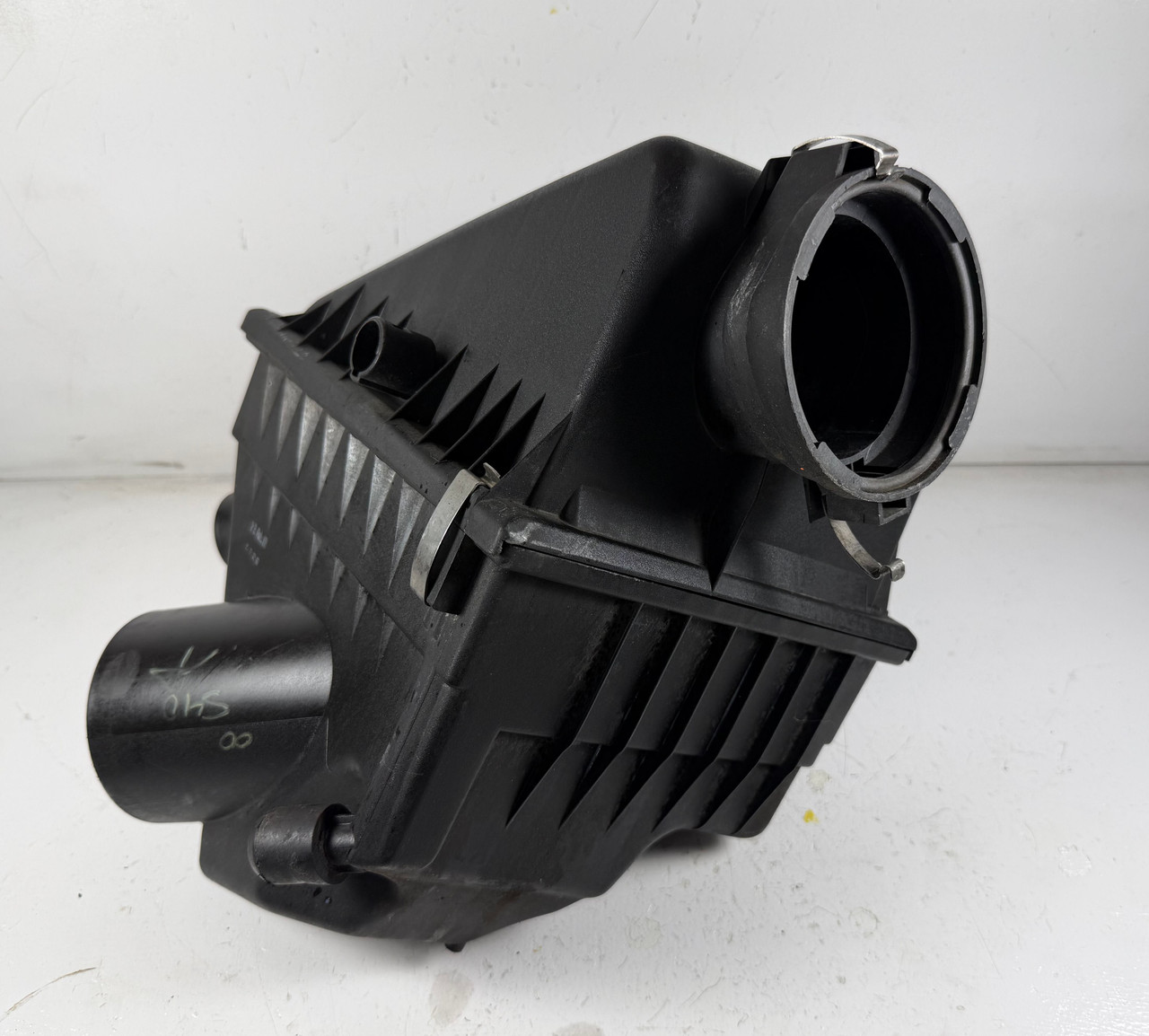 1999-03 BMW e39 540i AIR INTAKE FILTER BOX 1436135
