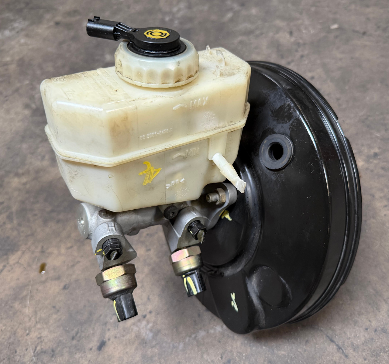 2001-05 BMW E46 330 325 Brake Booster Master Cylinder 6755278