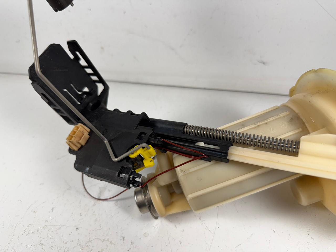 FUEL FILTER PRESSURE REGULATOR 7373523 BMW E60 550i 530i 528i 525i