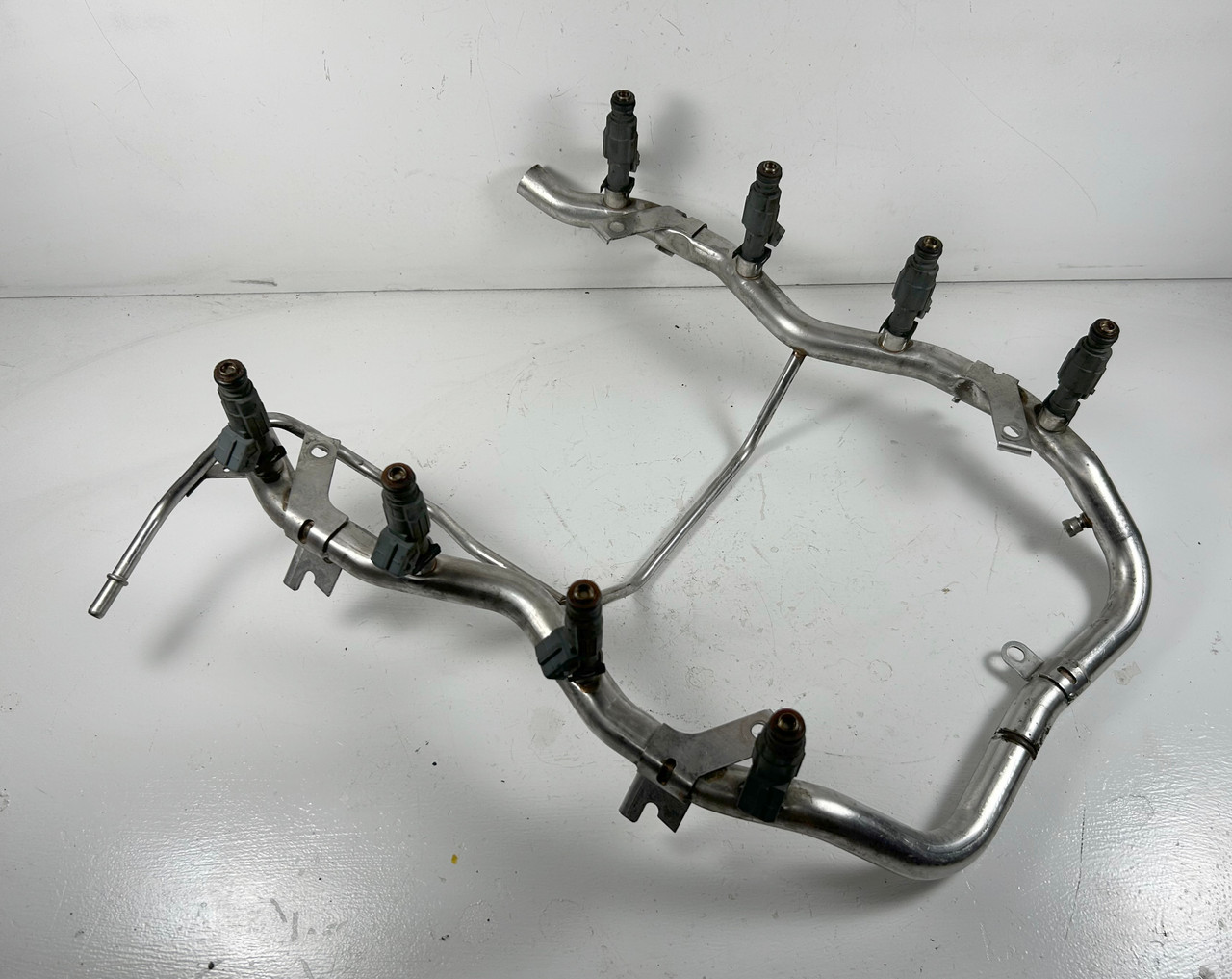 1999-03 BMW 540i M62tu ENGINE FUEL RAIL WITH INJECTORS