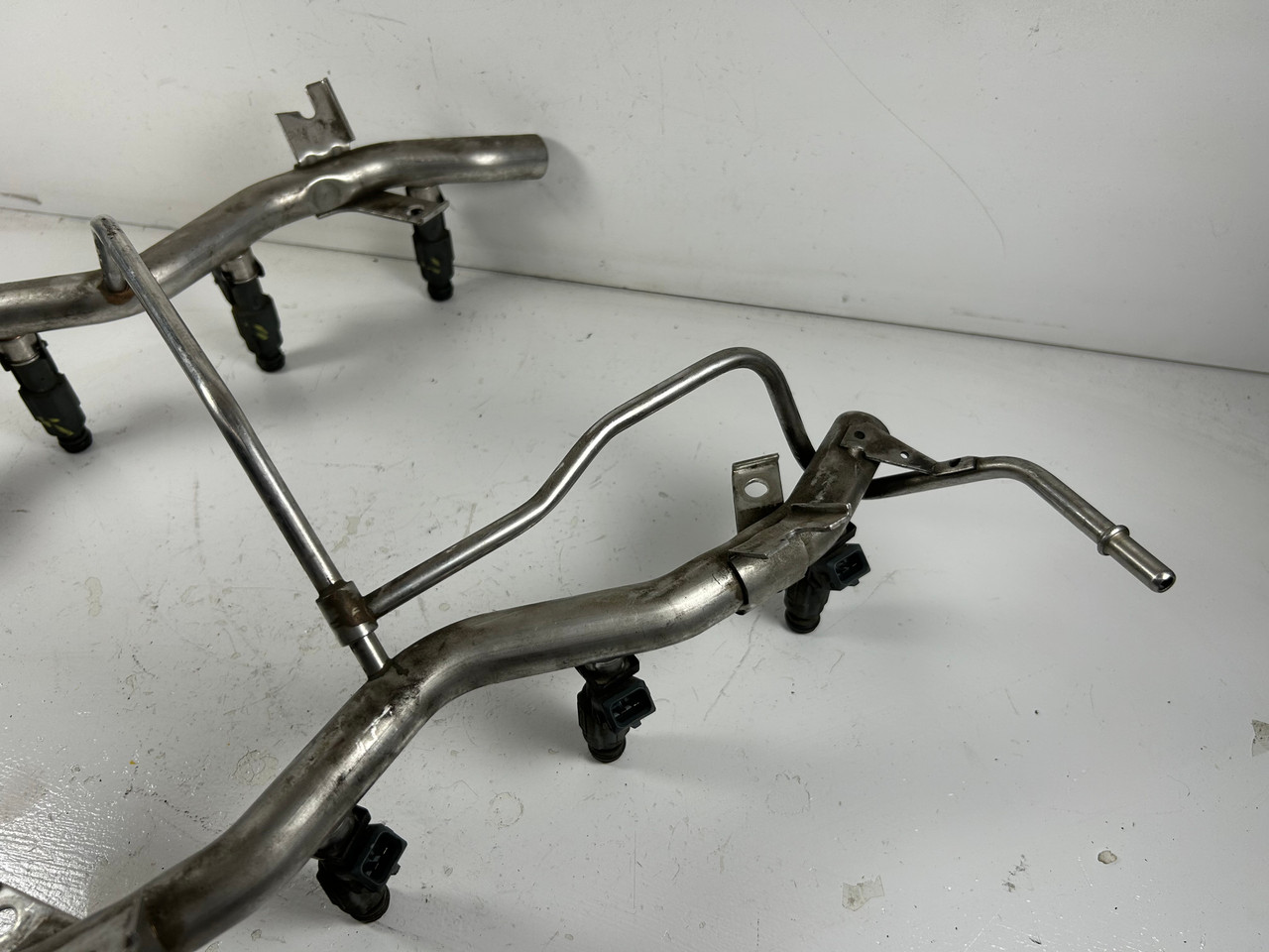 1999-03 BMW 540i M62tu ENGINE FUEL RAIL WITH INJECTORS
