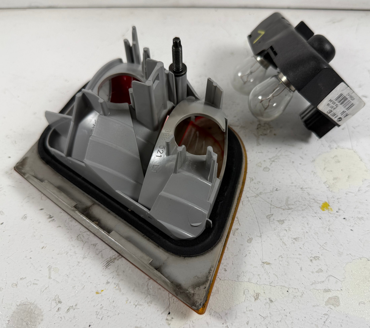 2002-05 BMW E46 330i 325i DRIVER REAR INNER TRUNK TAIL LIGHT 6907945