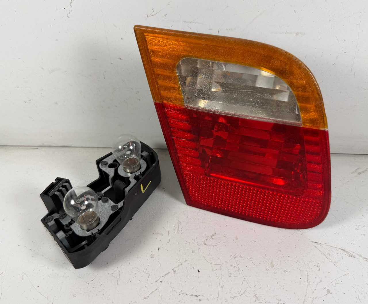2002-05 BMW E46 330i 325i DRIVER REAR INNER TRUNK TAIL LIGHT 6907945
