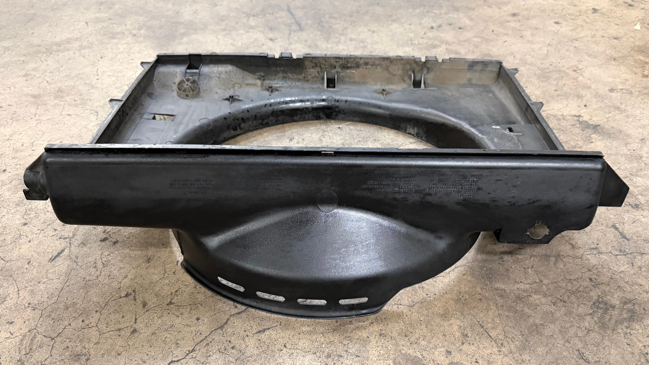 1999-03 BMW E39 530i 528i 525i RADIATOR FAN SHROUD 1705580