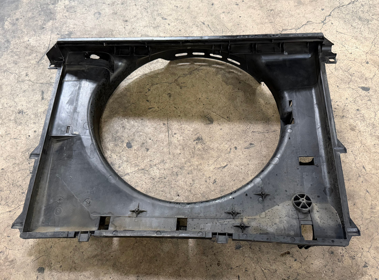 1999-03 BMW E39 530i 528i 525i RADIATOR FAN SHROUD 1705580