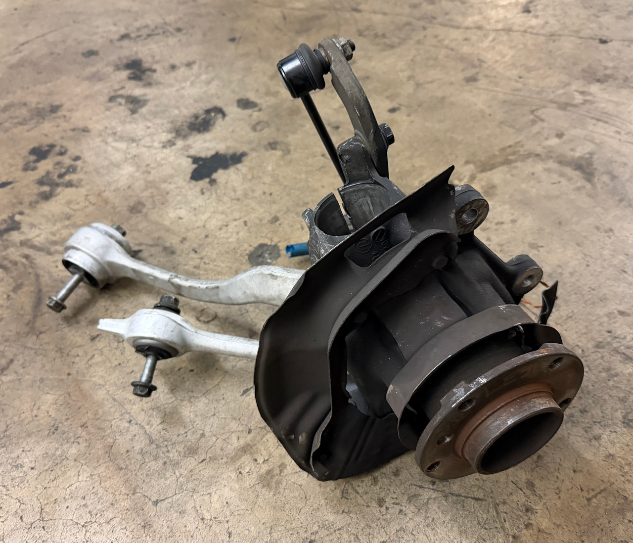 DRIVER FRONT WHEEL SPINDLE 1999-03 BMW E39 530i 528i 525i  1092853