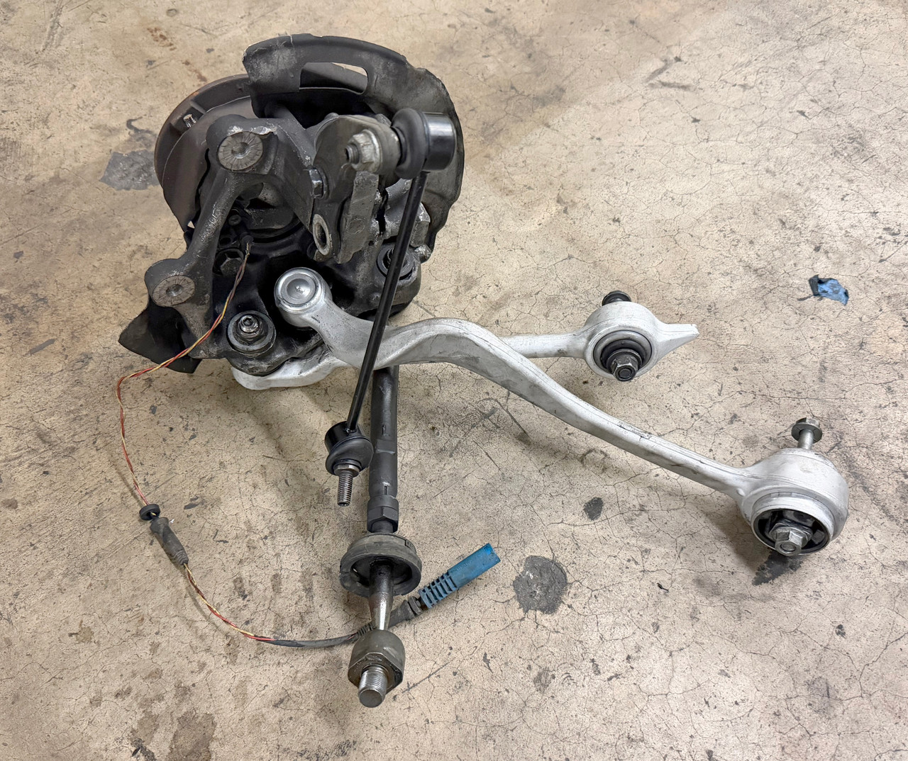 DRIVER FRONT WHEEL SPINDLE 1999-03 BMW E39 530i 528i 525i  1092853