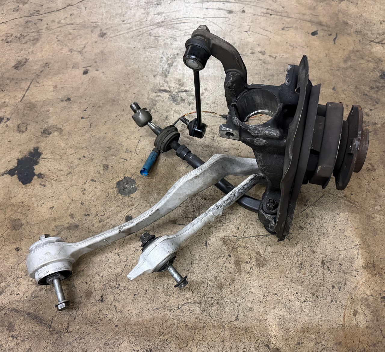 DRIVER FRONT WHEEL SPINDLE 1999-03 BMW E39 530i 528i 525i  1092853