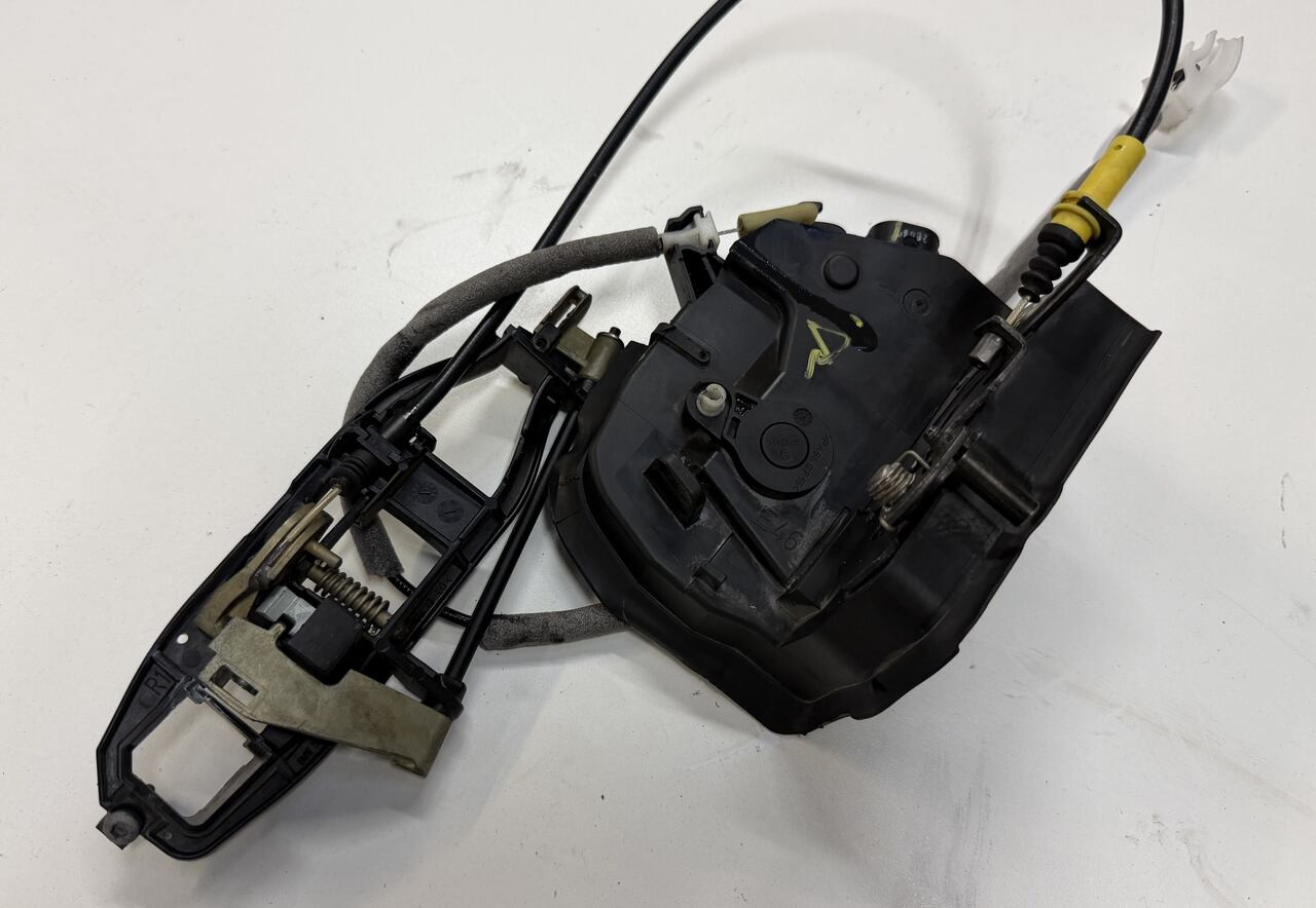 2001-05 BMW E46 M3 330ci 325ci PASSENGER FRONT DOOR LOCK LATCH 7011250