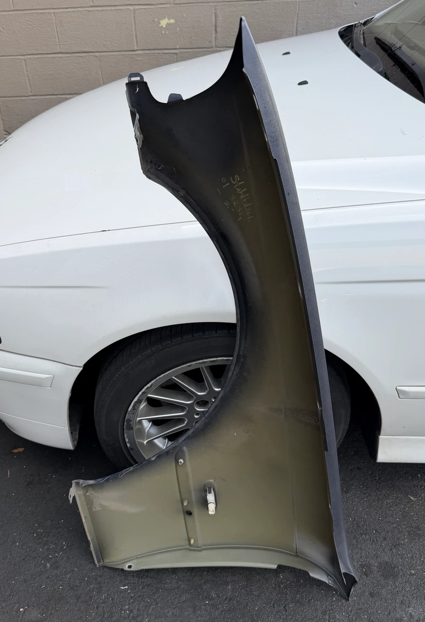 PASSENGER FENDER 1999-03 BMW E46 330ci 325ci 323ci 8241440