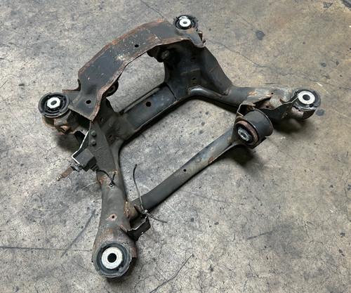 2000-05 BMW E46 330 328 325 323 REAR SUBFRAME AXLE CARRIER 6770865	