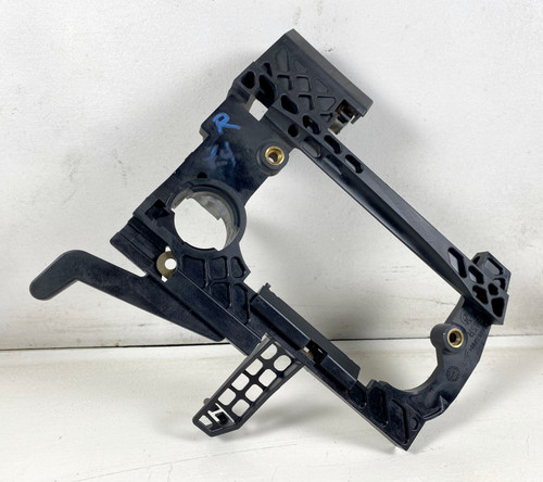 2003-06 BMW E85 Z4 PASSENGER DOOR HANDLE CARRIER 7034274