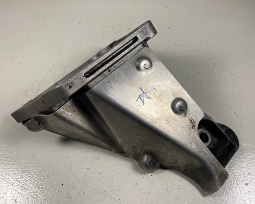 2004-07 BMW E63 E64 N62 645i 650i ENGINE PASSENGER MOTOR MOUNT BRACKET 6769032