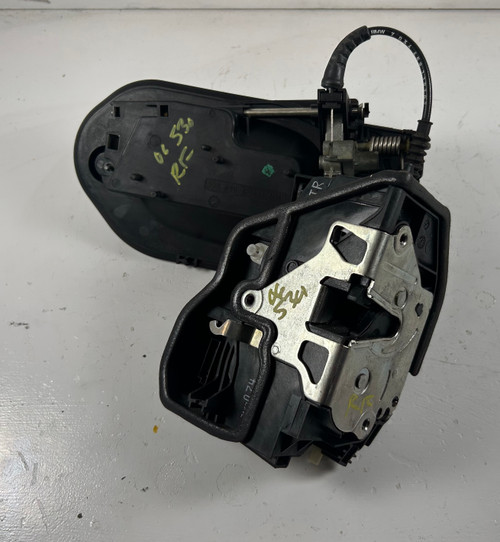 PASSENGER FRONT DOOR HANDLE LOCK LATCH BMW E60 550i 530i 525i 7202146