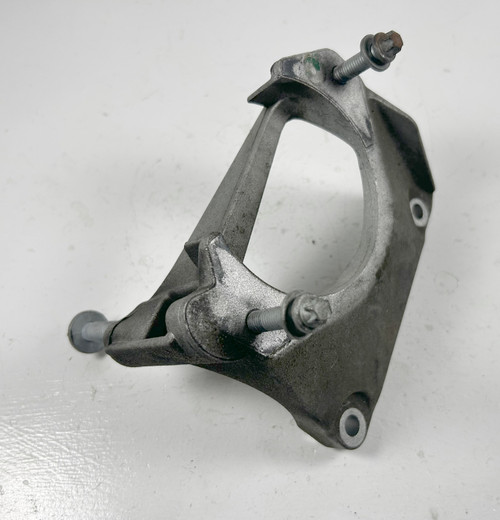 BMW E60 530i 525i DRIVER LEFT MOTOR MOUNT BRACKET 6761117