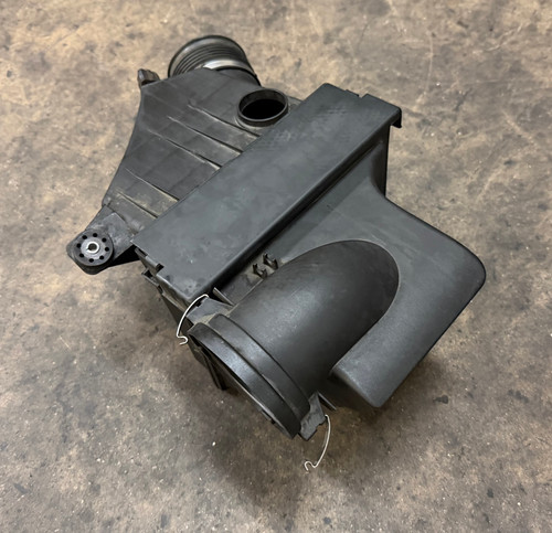 AIR INTAKE FILTER BOX 2001-03 BMW E39 530i 1440058