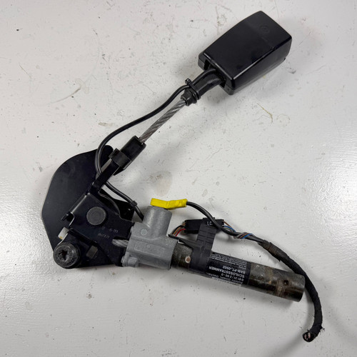 DRIVER FRONT SEAT BELT BUCKLE 1996-98 BMW E39 540i 528i 8221009