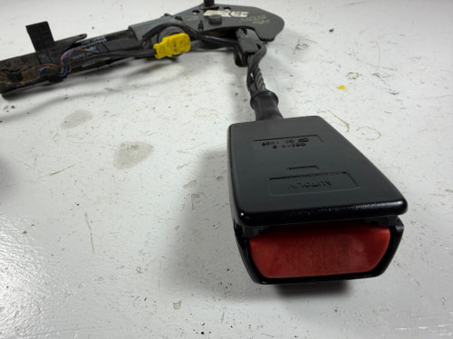 PASSENGER FRONT SEAT BELT BUCKLE 1997-98 BMW E39 540i 528i 8221010