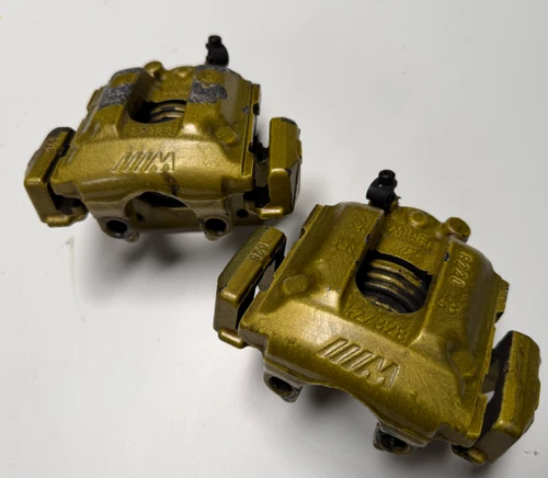 2000-03 BMW E39 M5 PAIR REAR BRAKE CALIPERS CARRIER 2229703
