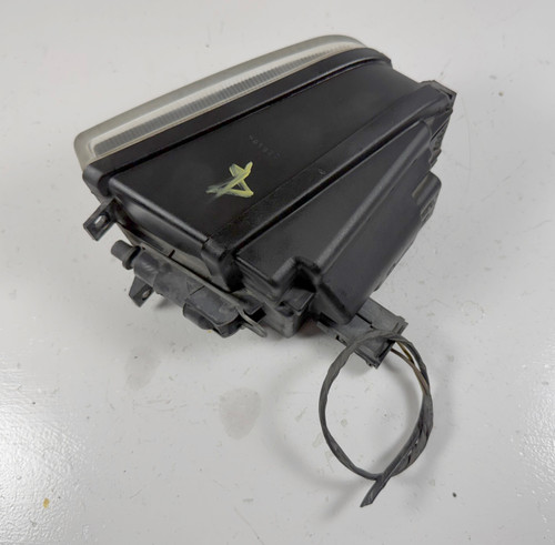 1997-00 BMW E39 540i 528i PASSENGER FRONT BUMPER FOG LIGHT 8377942