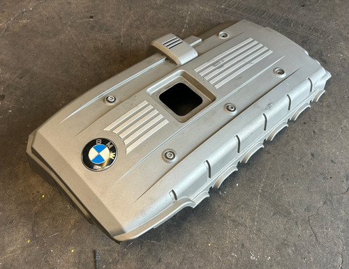 2006 BMW E60 530i E90 330i CYLINDER HEAD IGNITION COIL COVER 7531324