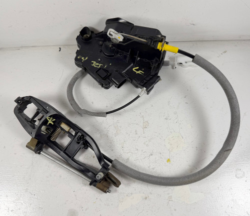 2002-05 BMW E46 330i 325i Driver Front Door Lock Latch 7011241