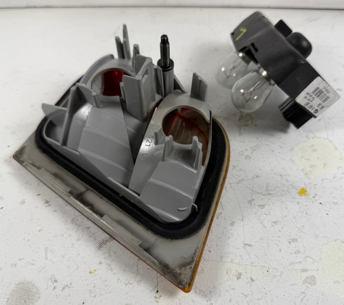 2002-05 BMW E46 330i 325i DRIVER REAR INNER TRUNK TAIL LIGHT 6907945