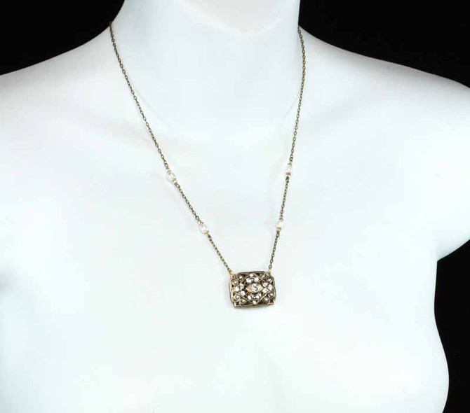 Rectangle On Chain With Pearls Single Chain Necklace