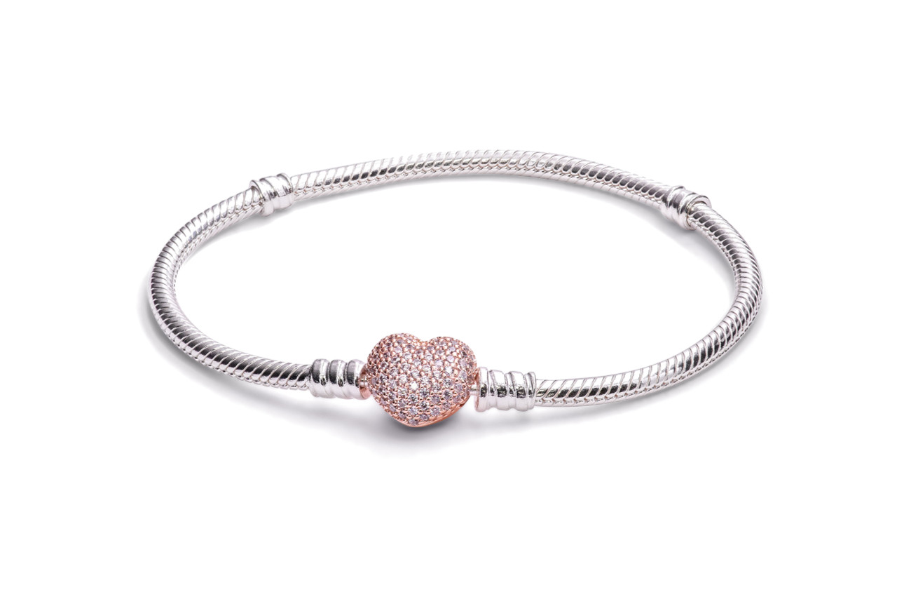 PANDORA Bracelet in sterling silver with heart-shaped PANDORA Rose