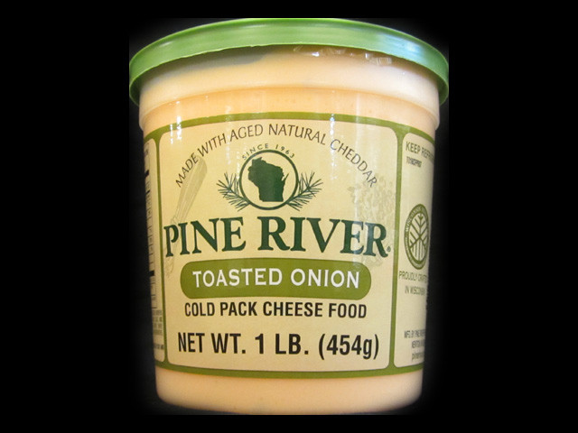 Henning's Wisconsin Cheese Pine River Horseradish Cheese Spread Large