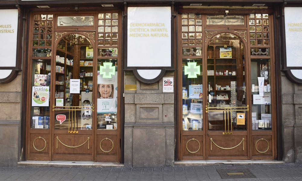 Fachada de la Farmacia Serralta, en Barcelona